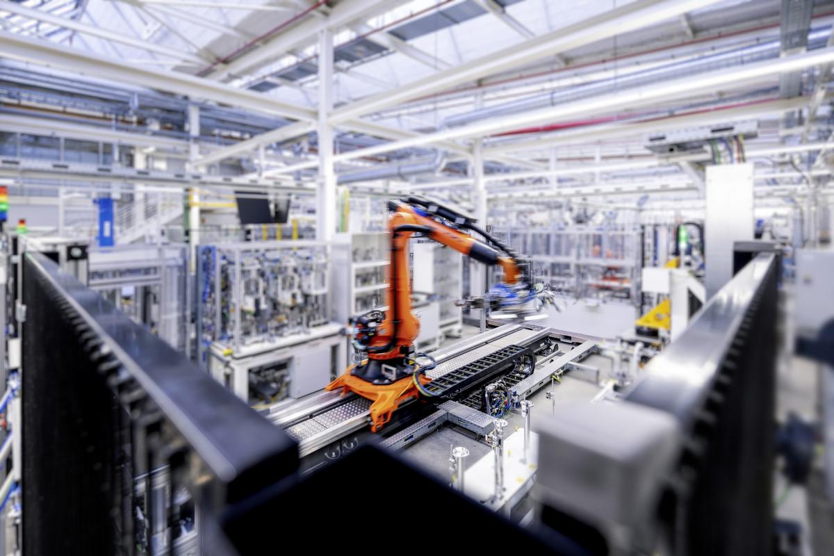 Digital Factory Campus in Berlin: Mercedes-Benz beschleunigt die Transformation seines Produktionsnetzwerks durch den Einsatz von KI und humanoiden RoboternMercedes-Benz accelerates the transformation of its production network through the use of AI and h